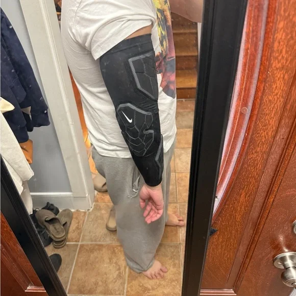 Nike Hyperstrong Arm Sleeve Black and White - Picture 2 of 4